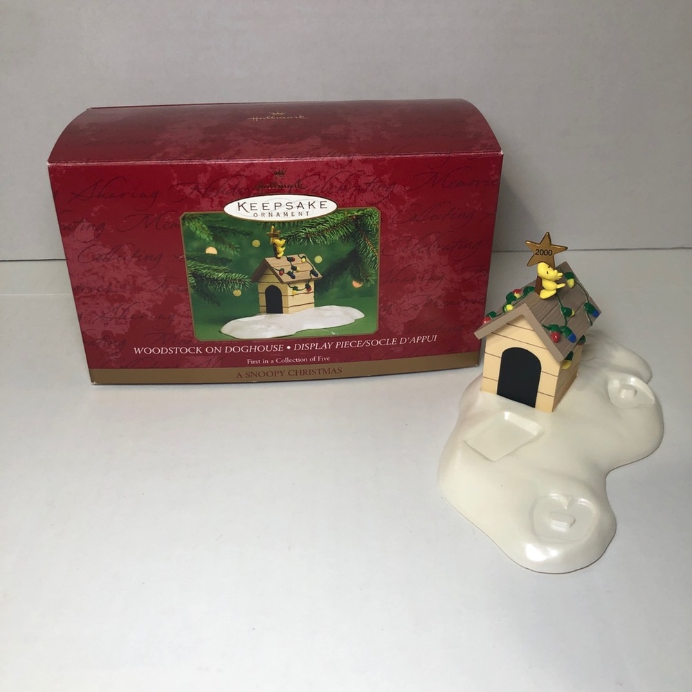 Hallmark 2000 Keepsake Woodstock On Doghouse A Snoopy Christmas base display NEW
